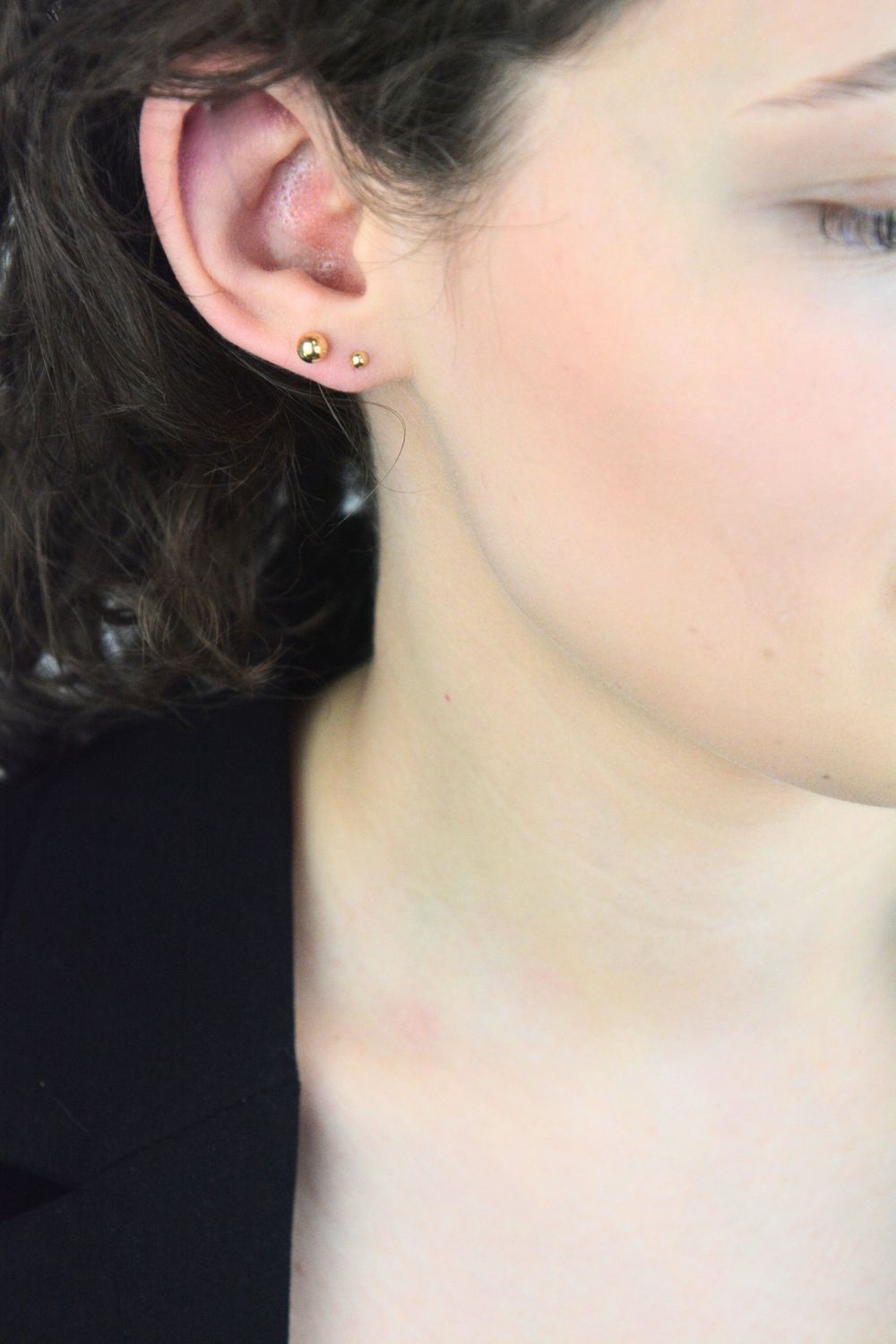 Złote kolczyki kulki 5 mm 333 – unisex, klasyczne sztyfty.jpg